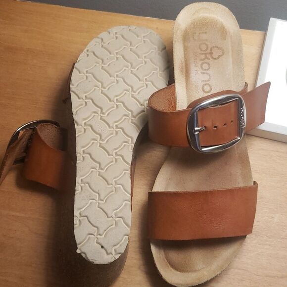 Yokono  Sandal Womens sz 8 Slide Wedge Tan Leather Silver Buckle - Picture 6 of 7